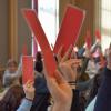 Mit den roten Karten konnten die Schülerinnen und Schüler über die Anträge abstimmen.