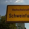 Schweinfurt ist stolz auf seine Hochschule, was auch auf Ortsschildern zum Ausdruck kommt. Nach der Umbenennung in "Technische Hochschule Würzburg-Schweinfurt" wollen manche am Namen drehen. 