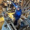 Glockenmonteur Gerhard Hauseder tauscht mit seinem Kollegen im Turm der Stadtpfarrkirche die Klöppel von Glocken aus, baut neue Motoren ein und ersetzt ein Joch. Glockenmonteur Gerhard Hauseder tauscht mit seinem Kollegen im Turm der Stadtpfarrkirche die Klöppel von Glocken aus, baut neue Motoren ein und ersetzt ein Joch.