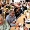 Blick in die Reihe der Bürgerinnen und Bürger, die der Einladung zur Bürgerversammlung ins Sportheim des SV Stammheim gefolgt waren. Im Vordergrund die Gemeinderäte, die fast alle anwesend waren.