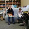 Kleine Leserinnen und Leser beim Büchereibesuch.