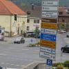 Blick auf die Ampelkreuzung am Oberen Tor, im Hintergrund liegt die Geschäftsstelle der Volkshochschule. Dort soll der Glasfaser-Ausbau in Lohr am 23. Februar beginnen.