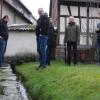 Beim Ortstermin in Frickenhausen informierten sich Wasserwirtschaftsamts-Abteilungsleiter Simon Engel (hinten Mitte) bei Ortssprecher Achim Reß (Zweiter von rechts), Steffen Rapp (Bauhof) und Bürgermeister Michael Kraus (rechts) über das Hochwasserrisiko für zwei Tiny-Häuser, die Marko Reß (vorne) errichten möchte.