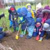 Bei der Pflanzaktion bekam Bürgermeister Roland Nöth tatkräftige Unterstützung von den Kindergartenkindern.