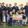 Die Freude bei den Großen und Kleinen des TSV Uettingen ist groß. Jürgen Wittstadt, Leiter des Beratungscenters der Sparkasse, unterstützt den Sportverein TSV Uettingen erneut mit 750 Euro.