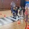 Schülerinnen und Schüler der Grundschule Untereßfeld üben das Überqueren eines Zebrastreifens.