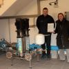 Stolz präsentieren Ruth Frank (rechts) als Vorsitzende des Trinkwasserzweckverbandes der Veitensteingruppe und Geschäftsführer Daniel Stürmer das neue Pumpwerk mit modernster Technik.