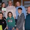 Leonora, Heimleiterin Cornelia Süptitz, Liane Seelmann-Öffner, Zoe, Sofia und Justin freuen sich über die Spende, die MGV-Vorsitzender Heinz Dürner vorbeibrachte.