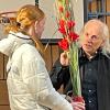 Immer wieder bindet der Solo-Schauspieler die Zuschauer in seine Aufführung ein. Immer wieder bindet der Solo-Schauspieler die Zuschauer in seine Aufführung ein.