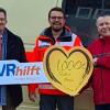 Hans-Peter Suckfüll (links), Spendenbotschafter der VR-Bank Main-Rhön, überreichte die Spende an Rasmus Brand (Mitte), BRK-Bereitschaftsleiter in Bad Königshofen, und Ralf Baumeister, BRK-Kreisgeschäftsführer Rhön-Grabfeld.
