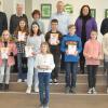 Neun Schulsieger traten in Werneck beim Kreisentscheid des Vorlesewettbewerbs des Deutschen Buchhandels an. Unser Bild zeigt die Teilnehmer und Jurymitglieder mit (von links) Schulrektorin Katrin Beinrott und Landrat Florian Töpper sowie Organisatorin Katharina Bötsch (rechts) und Marlene Göbel (vorne Mitte), die als beste Vorleserin aus dem Landkreis beim Bezriksentscheid antreten darf.
