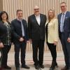 Kirche, Politik und Gesellschaft hießen den neuen Pfarrer der Pfarreiengemeinschaft Pagus Sinna, Gerhard Hanft, in Burgsinn willkommen (von links): Pastoralreferent Thorsten Kapperer, die evangelische Pfarrerin Sabine Schlagmüller, MdL Thorsten Schwab, Pfarrer Gerhard Hanft, Staatssekretärin Anna Stolz, der stellvertretende Landrat Christoph Vogel und der stellvertretende Bürgermeister Matthias König.