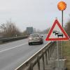 Um die Baustelle auf der B 286 bei Alitzheim noch besser abzusichern, hat das Staatliche Bauamt Schweinfurt jetzt ein weiteres Verkehrszeichen aufstellen lassen. Es soll vor der Gefahr eines möglichen Rückstaus an der folgenden Baustellenampel warnen.