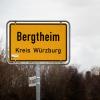 In der Region Bergtheim kursiert ein anonymes Gedicht mit Anschuldigungen gegen den Landwirt, dessen Wasseruhr rückwärts gelaufen ist. Unser Bild zeigt den Ortseingang der Gemeinde. 