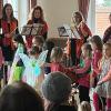 Die Bücherei in Wollbach veranstaltete in Zusammenarbeit mit der Kreismusikschule Rhön-Grabfeld ein musikalisches Zaubermärchen. Das Flötenquartett "Endlich Freitag" führte die entzückende Geschichte der kleinen Elfen auf. Wie sich die Lichtwesen im Wald aus den Fängen von Höhlengeist, Spinne und Kröte befreien konnten, wurde mit viel Humor und Spannung dargestellt. Viele kleine Künstler haben sich bereit erklärt, das hervorragende Flötenspiel der vier Damen tänzerisch zu unterstützen. "Die trickreichen Elfen" als äußerst gelungene Verknüpfung von Märchen und Musik bezauberte Kinder und Erwachsene gleichermaßen. Im Anschluss an diese Vorführung gab es noch einen "Tag der offenen Tür" mit Buchausleihe, Bücherflohmarkt und einem Büchereiquiz. Bei Kaffee und Kuchen konnten die begeisterten Besucher den Nachmittag gemütlich ausklingen lassen.