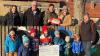 Spendenübergabe im Kindergarten: hinten von links Julia Wehner (Schriftführerin Caritasverein Hergolshausen), Rainer Happ, Gaby Köhler-Happ, Andrea Köhler ( Vorsitzende Caritasverein Hergolshausen), vorne Kinder des Kindergartens und Erzieherin Elisabeth Memmel.