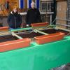 Da bleibt noch viel Arbeit: Maria Brönner und Johannes Struppe mit dem Grundgerüst des Wagens, der am Faschingswochenende als Biergarten im Einsatz sein wird. 