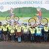 Schülerinnen und Schüler der 4. Klasse mit den Verkehrserzieherinnen der Polizei.