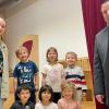 Eva-Maria Stöhr, Einrichtungsleiterin und Erzieherin im Kindergarten Bütthard, freut sich zusammen mit den Kindern und Kundenberater Armin Friedrich über die Spende.