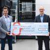 Wolfgang Stenger und Dominic Mayer vom Kiwanis-Club Würzburg-Mainfranken nahmen den symbolischen Spendenscheck der Firma Koenig & Bauer aus den Händen Oliver Baar und Christoph Müller entgegen (von links).