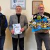 Auf dem Foto Bernd Gebauer, Rudi Söder (Ehrung für 60 Jahre Vereinszugehörigkeit) und Christian Gleißner.
