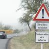 Die Staatsstraße 2431 zwischen Schondra und Einraffshof müsste seit Jahren auf Höhe des „Anwesens Wolf“ (rechts) erneuert und begradigt werden. Das Staatliche Bauamt Schweinfurt will das 2024 angehen.