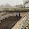 Weil sich schadhafte Stellen in dem Jahrzehnte alten Bauwerk gebildet hatten, wird in das erste Klärbecken der Kläranlage in Kleinbardorf eine neue Betonsohle eingebaut. 