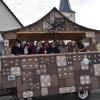 Seit über 30 Jahren gibt es in Knetzgau die Tradition des Hexenfaschings. In ihrem "Hexenhaus", angezogen von einem Traktor, zogen die närrischen Frauen durchs Dorf. Seit über 30 Jahren gibt es in Knetzgau die Tradition des Hexenfaschings. In ihrem "Hexenhaus", angezogen von einem Traktor, zogen die närrischen Frauen durchs Dorf.