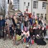 Auf dem Rathausplatz legten die Hexen einen Tanz aufs Parkett und stellten sich danach für ein Gruppenfoto mit Bürgermeister Stefan Paulus. Auf dem Rathausplatz legten die Hexen einen Tanz aufs Parkett und stellten sich danach für ein Gruppenfoto mit Bürgermeister Stefan Paulus.