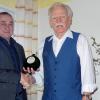 Bürgermeister Horst Reuther überbrachte dem Jubilar ein Weinpräsent der Gemeinde.