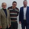 Philipp Hartmann (Mitte) wurde als Nachrücker von Markus Schäfer als Gemeinderat vereidigt. Zu den ersten Gratulanten gehörten sein Vater, Altbürgermeister Killian Hartmann und Rathauschef Stefan Rottmann.
