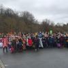 Die Kinder der Grundschule Kirchheim nach dem Abschluss ihres Faschingszugs auf dem Parkplatz der Norma.