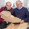 Die Brüder (von links) Elmar (89) und Günther Herrmann (83) betrachten ihren Spaß von vor 59 Jahren.