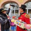 An Weiberfastnacht führte der Krachmacherzug der 50 kleinen Narren der Bilhildis-Kita auch zum Rathaus,  wo Bürgermeister Jürgen Götz flugs   seine Krawatte los war.
