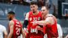 Da geht's lang: Kapitän Felix Hoffmann (rechts) scheint seinem Centerspieler Nicolas Carvacho zu zeigen, wohin der Weg der Würzburg Baskets führen soll – in die Play-offs.