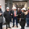 Im künftigen Fachraumzentrum ließen sich unter anderem (vorne von links) Oberbürgermeister Markus Herrera Torrez, Landrat Christoph Schauder und Landtagsvizepräsident Wolfgang Reinhart den aktuellen Stand der Sanierung von der technischen Leiterin des Immobilienmanagements im Landratsamt, Gertraud Stumpf-Virsik, erläutern.