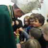 Prinz Matthias I. von der Hebebühne besucht den Euerdorfer Kindergarten.