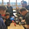 Vortrag der Firma RST. Die überwiegend männlichen Interessenten lassen sich beim Berufsinformationstag der Mittelschule Bad Neustadt die Lasertechnik erklären