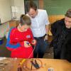 Learning by doing, Maurice aus der 8b lässt sich von einem Mitarbeiter von Nipro Arbeitsschritte erklären Learning by doing, Maurice aus der 8b lässt sich von einem Mitarbeiter von Nipro Arbeitsschritte erklären
