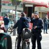 Aufklärungsgespräch mit dem Kommunalen Ordnungsdienst in der Domstraße (Archivbild): Radfahrende in der Fußgängerzone sollten nicht schneller als mit Schrittgeschwindigkeit unterwegs sein.