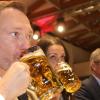 Wieviel Prozent hat das Bier in Niederbayern? Und wieviel Prozent bekommt die FDP bei der Bayern-Wahl? FDP-Chef Christian Lindner macht den Praxistest beim politischen Aschermittwoch in Dingolfing.