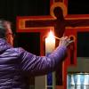 Woche für Woche zünden Menschen in der Katholischen Kirche in Bad Kissingen Kerzen an und beten für Frieden.