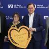 Im Bild die Spendenübergabe mit: (von links) Markus Feser (Stiftungsvorstand), Ursula Pöpperl (Vorsitzende des Fördervereins), Frank Hefner (Vorsitzender des Stiftungsvorstands) und Rudolf Gampl (Schriftführer des Fördervereins).