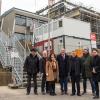 Überzeugen sich vor Ort von den Baumaßnahmen: (von links) Klaus Schmidt, Harald Schmid, stellvertretende Landrätin Christine Haupt-Kreutzer, Bürgermeister Waldemar Brohm, Landtagsabgeordneter Volkmar Halbleib, Frederik Hellert und Schulleiter Stephan Becker.