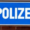 Am Wochenende ertappten Mitarbeitende eines Marktes in Marktheidenfeld einen Mann beim Diebstahl von mehreren Parfum-Flakons. Polizeibeamte mussten den Dieb mit auf die Inspektion nehmen, um seine Identität zu klären. (Symbolbild)