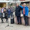 Thomas Stamm und Reinhold Grimm beim Innehalten und Gedenken für den Frieden auf dem Marktheidenfelder Marktplatz.