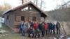 Gruppenfoto der Vereinsmitglieder und Interessierten vor der frisch renovierten Herrnseehütte.