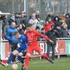 Über den Kampf zum Spiel finden war einmal mehr die Devise des FC Fuchsstadt. Auf unserem Bild drangsaliert Nico Neder (rechts) seinen Gochsheimer Gegenspieler. Im Hintergrund: FC-Coach Martin Halbig.