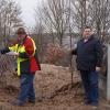 Bauhofleiter Roland Geis (links) und Bürgermeister Peter Gehring bei der Abgabe der Streuobstbäume am Bauhof. Allefanden einen Abnehmer oder eine Abnehmerin.