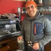 In seinem kleinen Café Voilà im Kitzinger Marktturm setzt Abdel Zellat auf regen Austausch zwischen seinen Kunden.